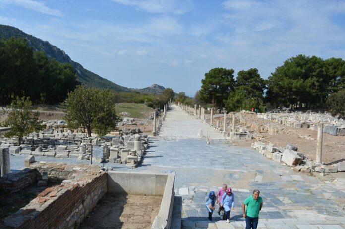 Izmir_Port_Tours_Ephesus_Arcadian_Street_003